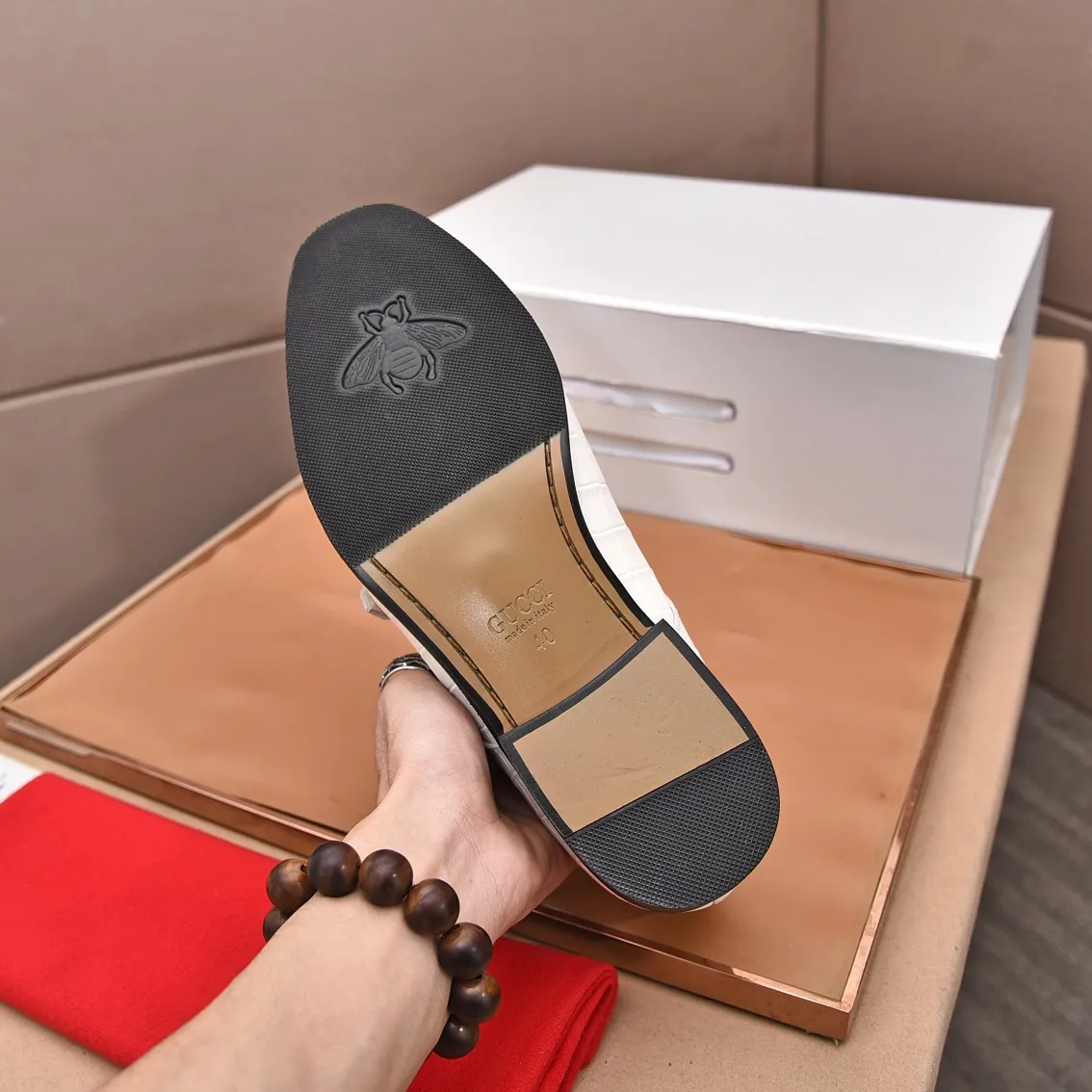 Men's shoes 💰560 (high-end, all cowhide) GUCCI high-end formal leather shoes, original imported fabrics from Italy, cowhide lining, original hardware. I believe you will be struck by it from the first moment you see it. The avant-garde atmosphere can no longer fully interpret its elegance. AAA grade rubber outsole, super comfortable. Original counter last, ensuring its original version and quality. The simple upper ensures its comfort and breathability. A pair of truly good shoes has its own unique soul, famous quality, regular size 38-44 (45 46 customized)